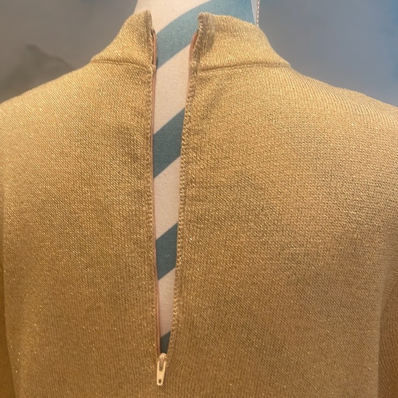 St.John Basics  By Marie Gray Top  
Size M
Not Sure Of Fabric - Picture 6 of 6